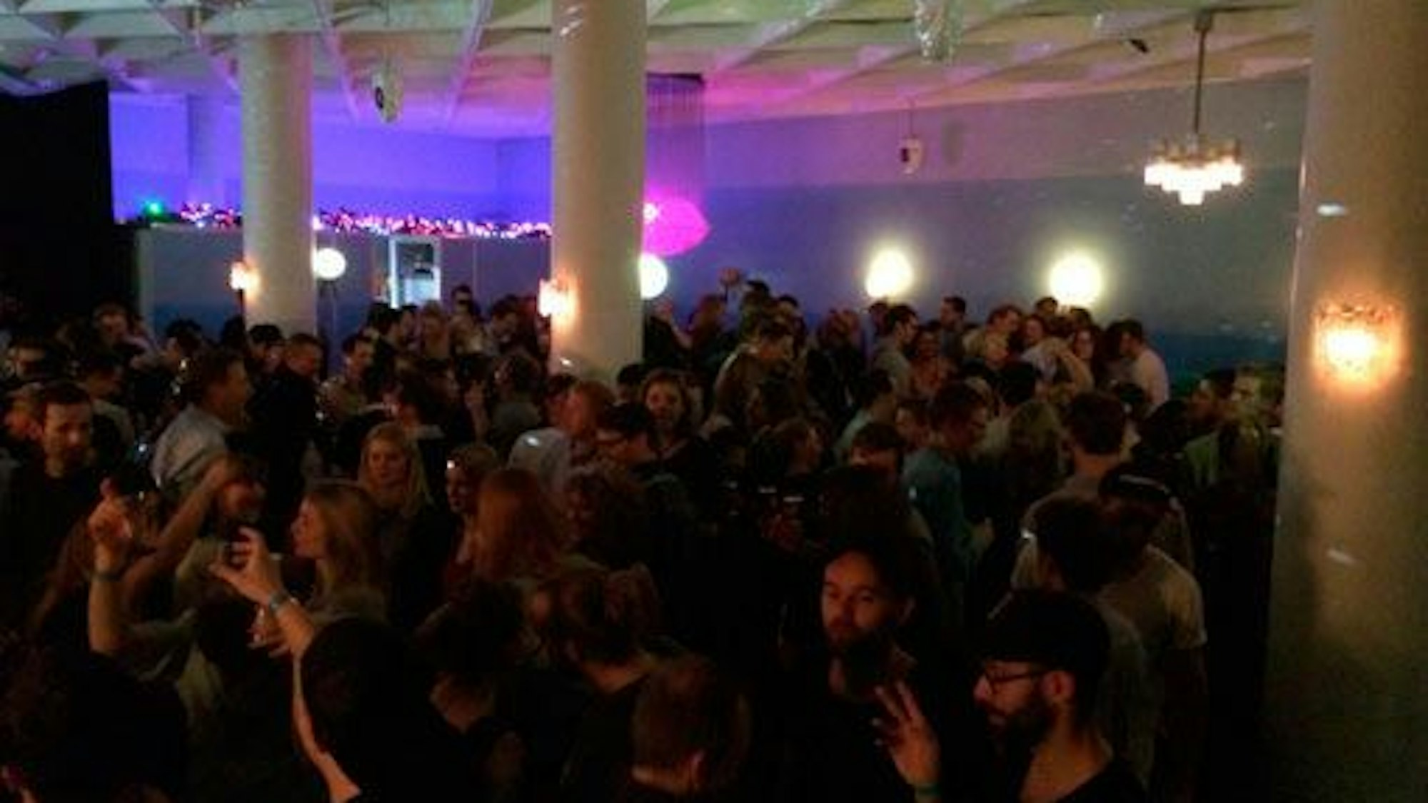 An Wochenenden und zu bestimmten Anlässen verwandelte sich das Café Blau in Bonn in einen Club.