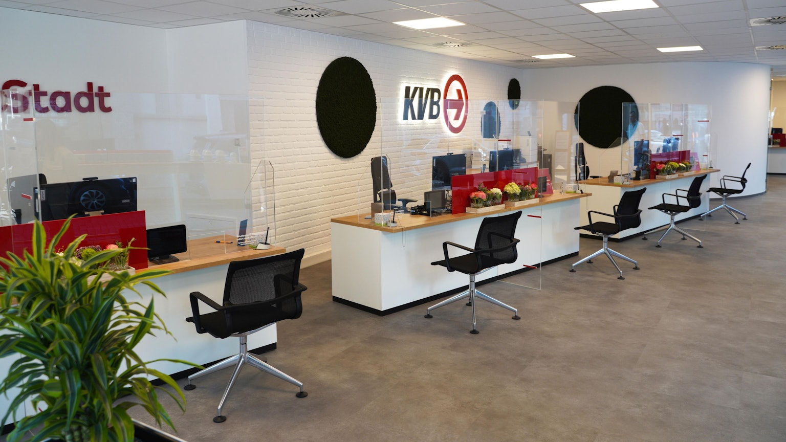 Zu sehen sind Kundenschalter im neuen KVB-Kundencenter Neumarkt.
