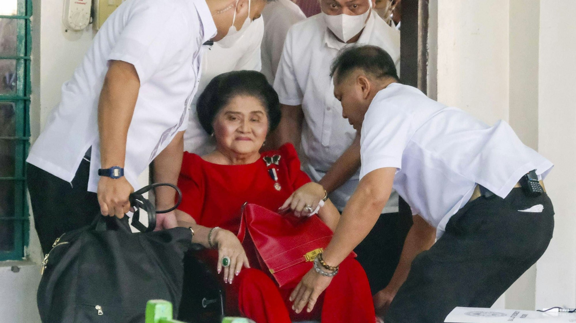 Die zeitweise auf einen Rollstuhl angewiesene Imelda Marcos gibt im Mai 2025 in ihrer Heimatprovinz Ilocos Norte ihre Stimme bei den philippinischen Zwischenwahlen ab.