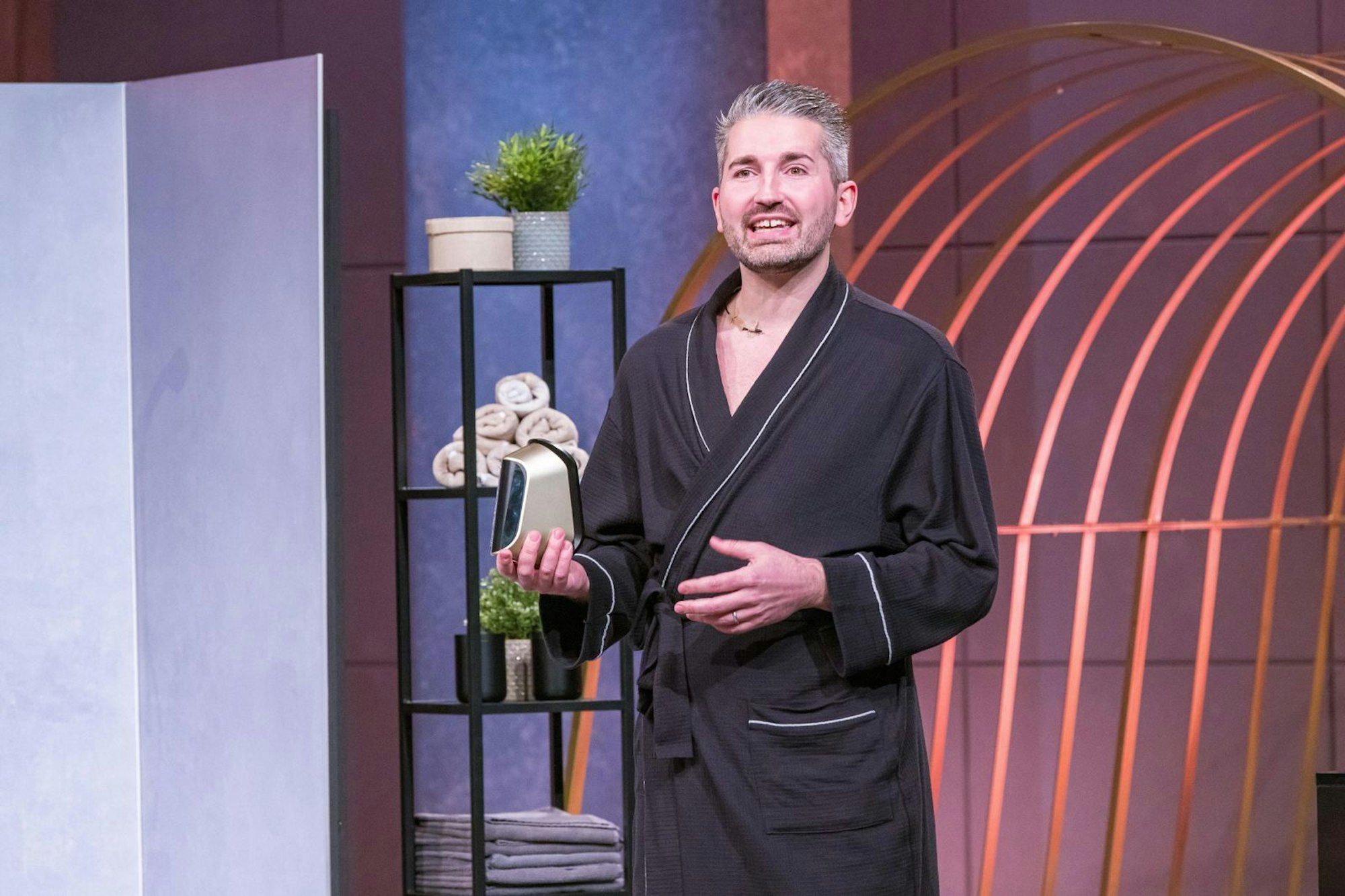 Gründer Peter, Erfinder der Dusch-Vorrichtung „Horny Feet“, staunte nicht schlecht über die unerwartete Werbe-Unterstützung, die er durch die VOX-Löwin erhielt. (Bild: RTL / Bernd-Michael Maurer)
