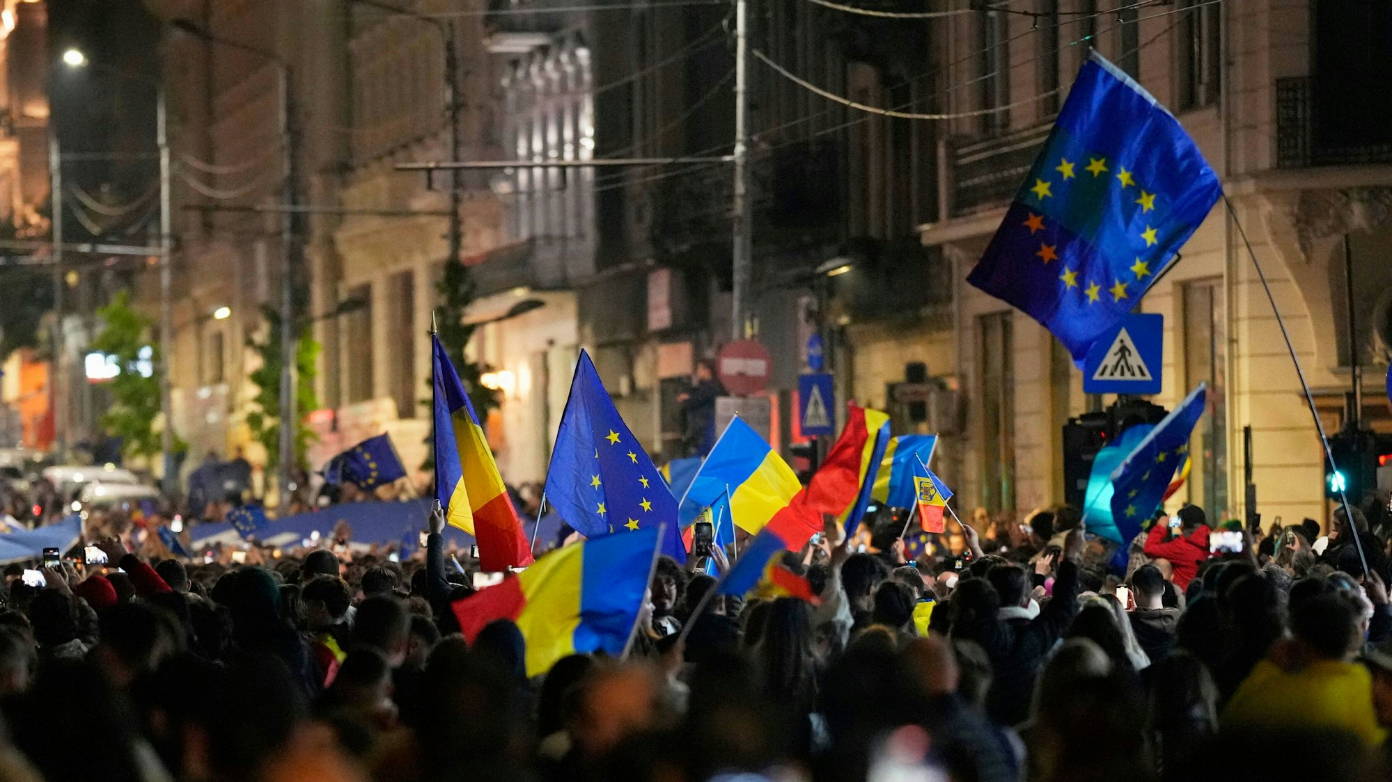 Nach der Schließung der Wahllokale feierten die Anhänger Nicosur Dans dessen Sieg mit den Flaggen Rumäniens und der EU.