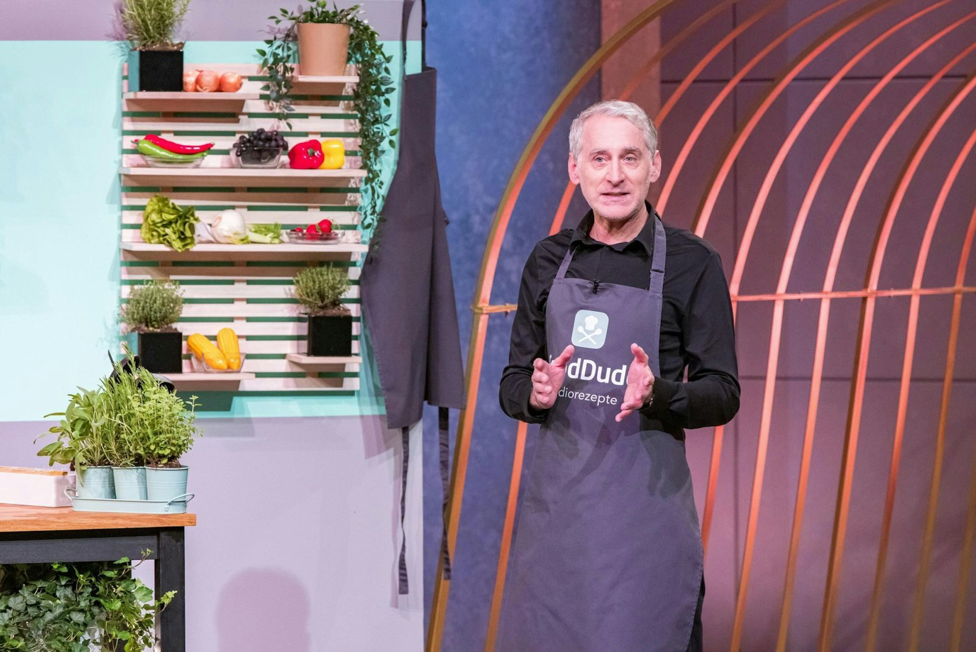 Kulinarik-Sven erhält die geballte Unterstützung von Dagmar Wöhrl und Carsten Maschmeyer für seine „FoodDude“-App. Von ihr kann man sich beim Kochen tolle Rezepte vorlesen lassen - und verschmiert so kein Gerät, von dem die Anweisungen sonst abzulesen wären. (Bild: RTL / Bernd-Michael Maurer)