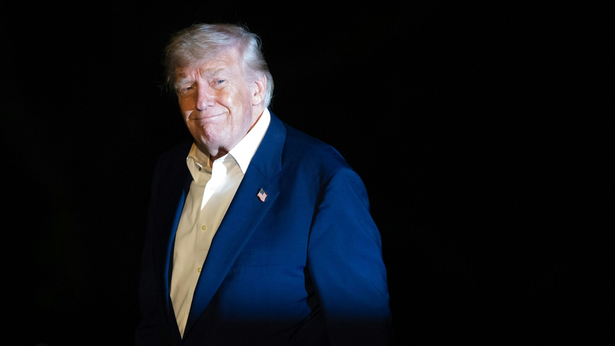 Donald Trump steht nachts vor dem Weißen Haus. Russische Staatsmedien formulieren klare Erwartungen an den US-Präsidenten. (Archivbild)