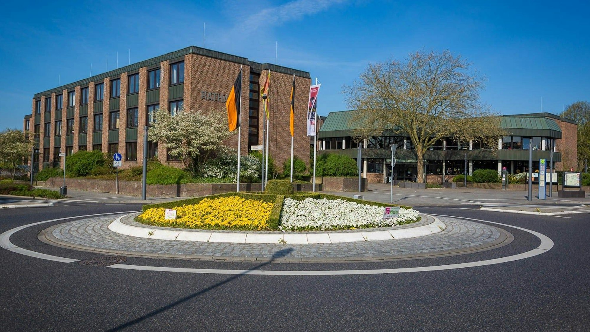 Auf dem Foto ist das Kerpener Rathaus zu sehen.