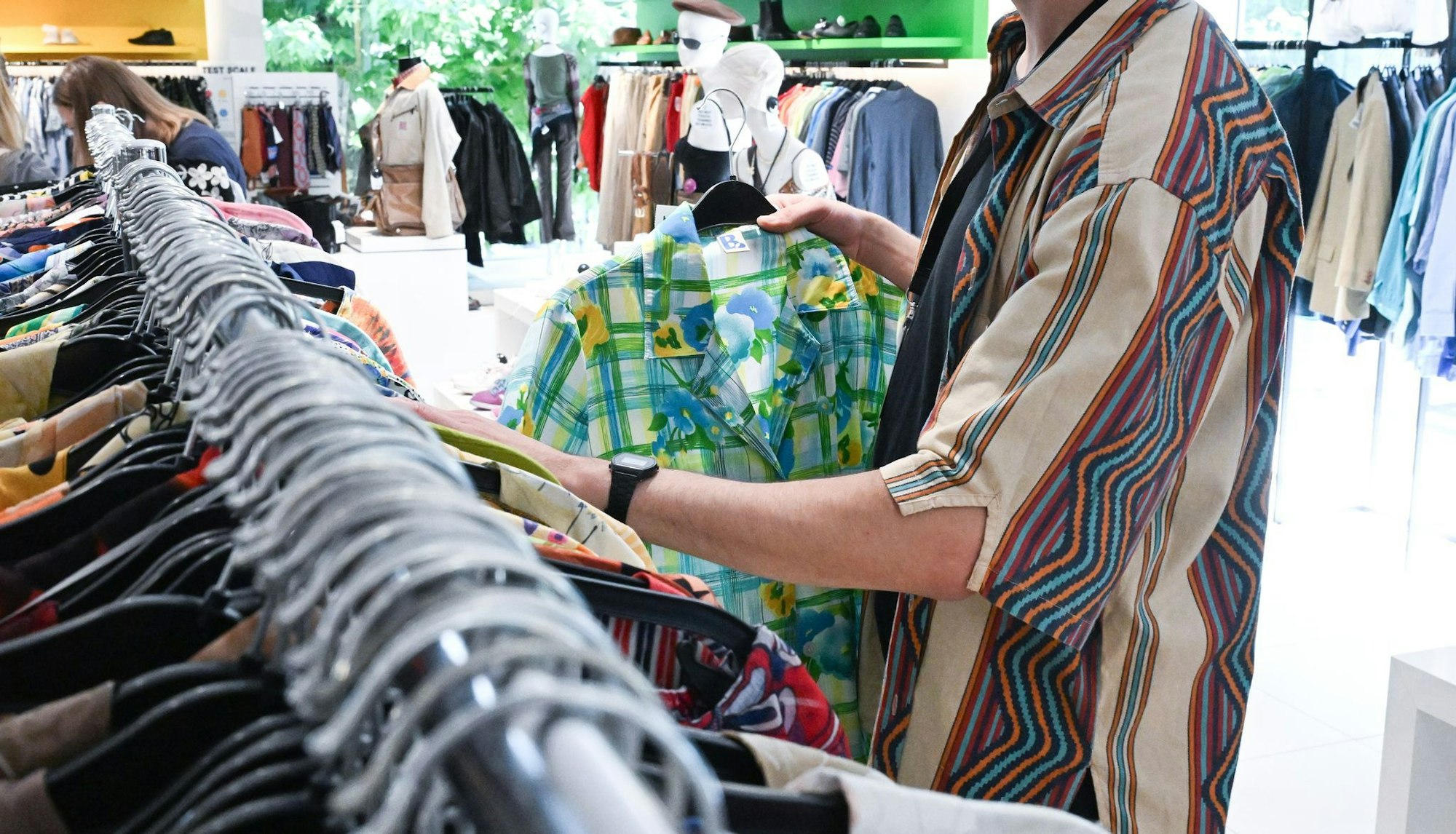 Klamotten in einem Second-Hand-Laden. Im Internet zieht der Verkauf von Ware aus zweiter Hand deutlich an.
