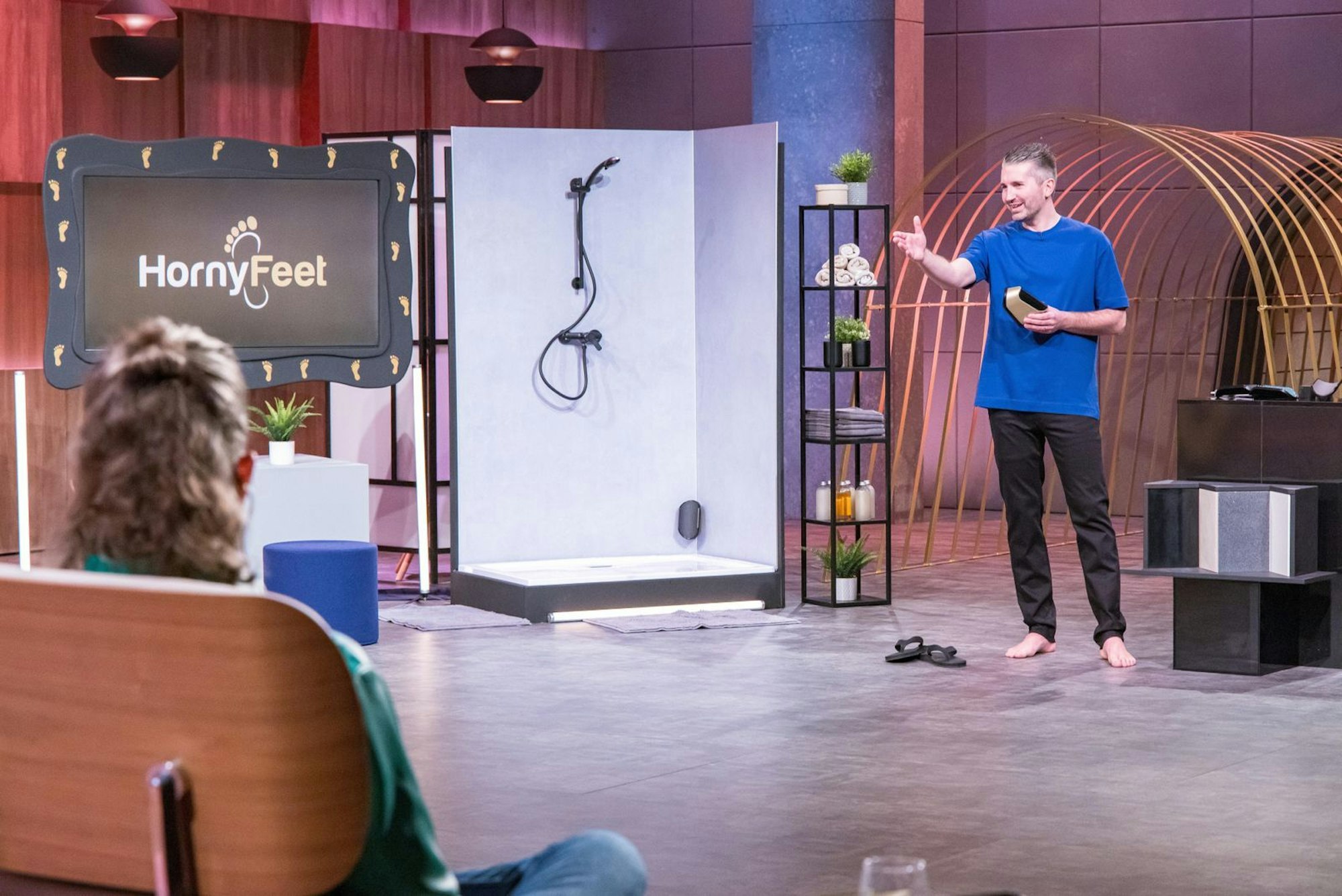 Eigentlich geht es bei „Horny Feet“ um eine Hornhaut-Reibe, die direkt an die Duschwand geklebt werden kann, so dass man im Stehen die Füße pflegen kann. (Bild: RTL / Bernd-Michael Maurer)