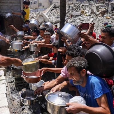 Ausgabe von Essen an Vertriebene in der Stadt Dschabalia im nördlichen Gazastreifen.
