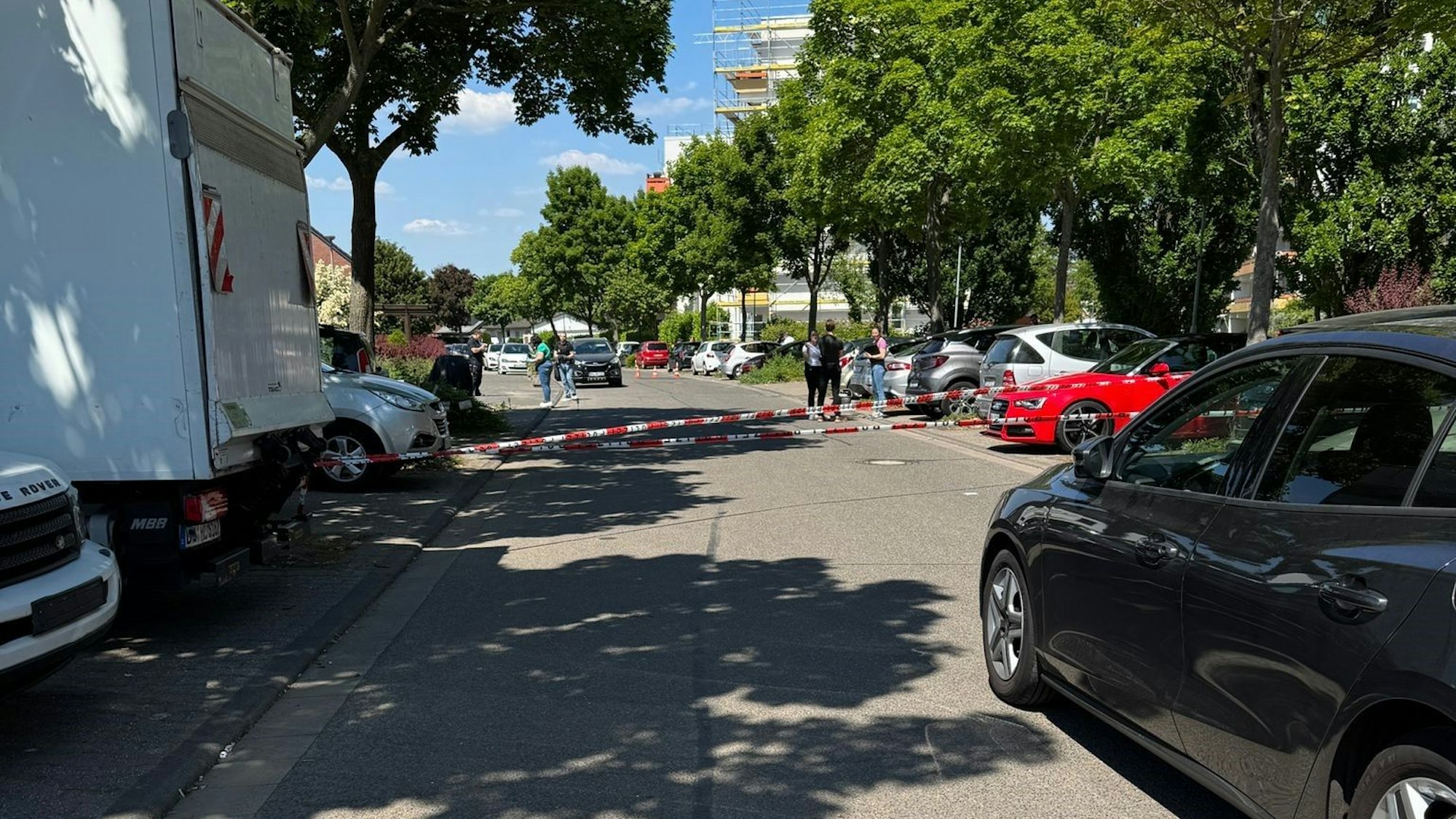 Der Tatort ist mit Flatterband abgesperrt.