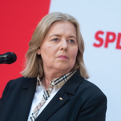 Bundesarbeitsministerin Bärbel Bas (SPD) bei einer Pressekonferenz. Im Bildhintergrund ist unscharf der Slogan „SPD - Soziale Politik für Dich“ zu sehen.