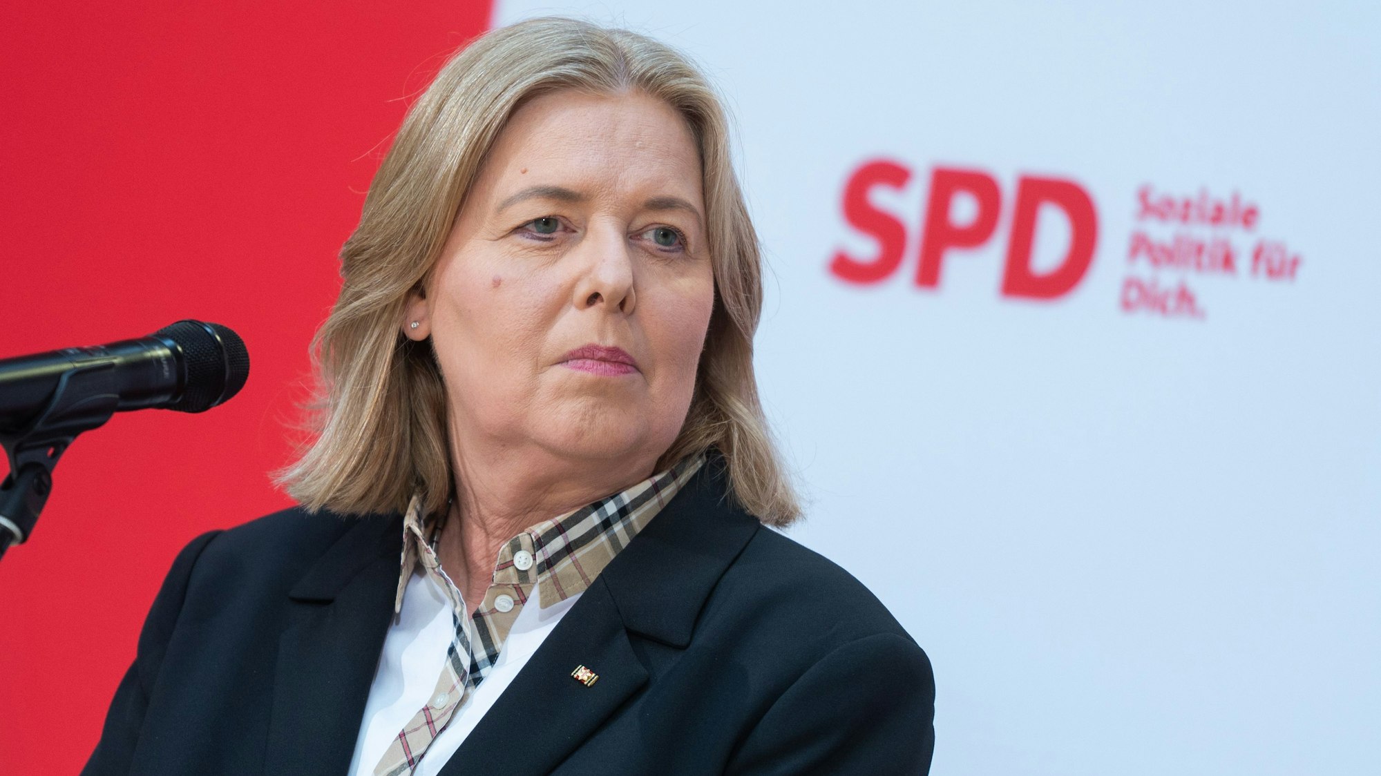Bundesarbeitsministerin Bärbel Bas (SPD) bei einer Pressekonferenz. Im Bildhintergrund ist unscharf der Slogan „SPD - Soziale Politik für Dich“ zu sehen.
