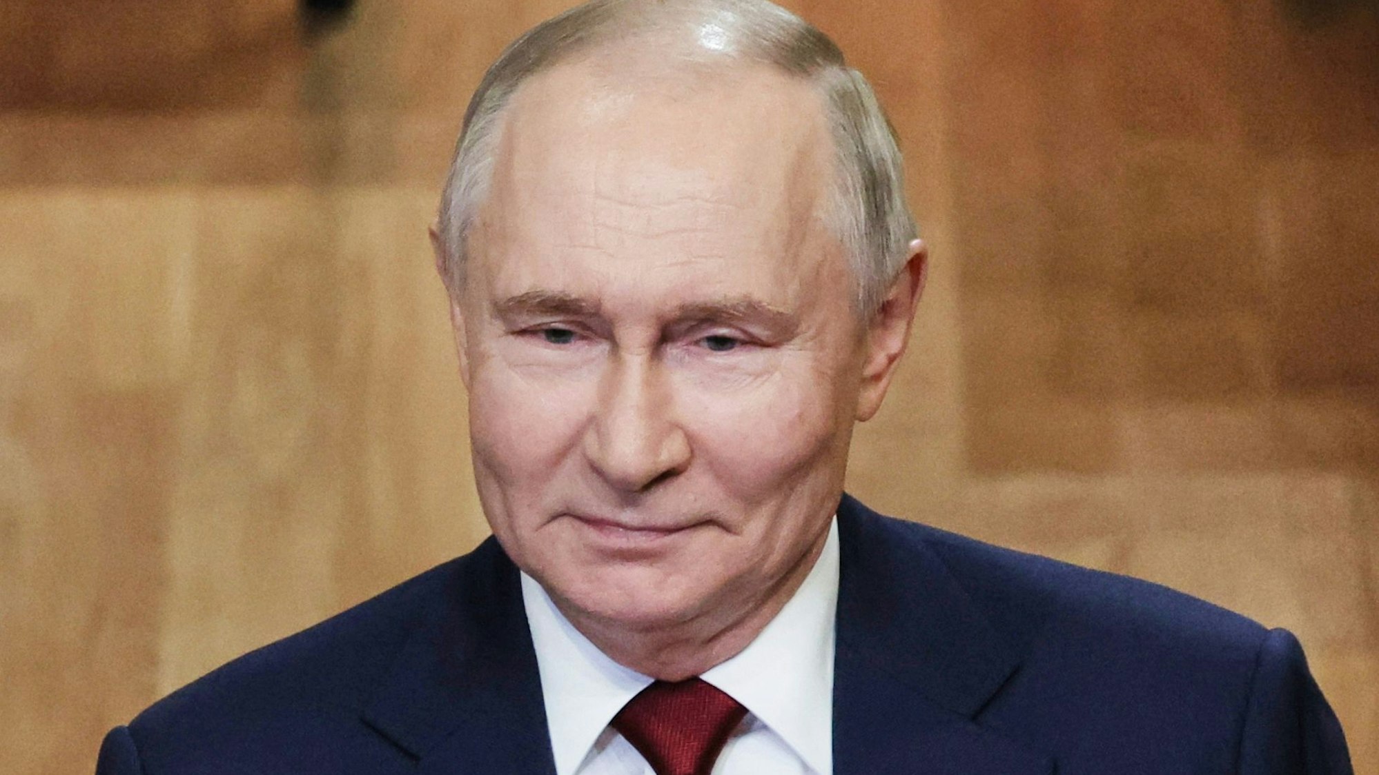 19.05.2025, Russland, Sotschi: Auf diesem von der staatlichen russischen Nachrichtenagentur Sputnik via AP veröffentlichten Foto spricht der russische Präsident Wladimir Putin nach seinem Telefongespräch mit US-Präsident Trump zu Schülern und Lehrern der neuen Spezialmusikschule im Sirius-Park für Wissenschaft und Kunst. Foto: Vyacheslav Prokofyev/Pool Sputnik Kremlin/AP/dpa - ACHTUNG: Nur zur redaktionellen Verwendung und nur mit vollständiger Nennung des vorstehenden Credits +++ dpa-Bildfunk +++