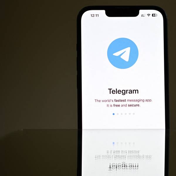 Ein Handydisplay ist zu sehen mit Telegram-Logo.