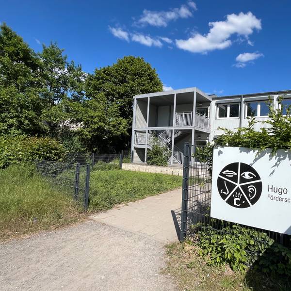 Schotter und Schlaglöcher erschweren den Zugang zu den Containern der Hugo-Kükelhaus-Schule.