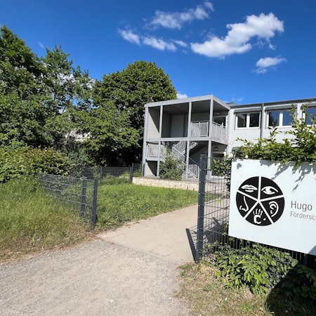 Schotter und Schlaglöcher erschweren den Zugang zu den Containern der Hugo-Kükelhaus-Schule.