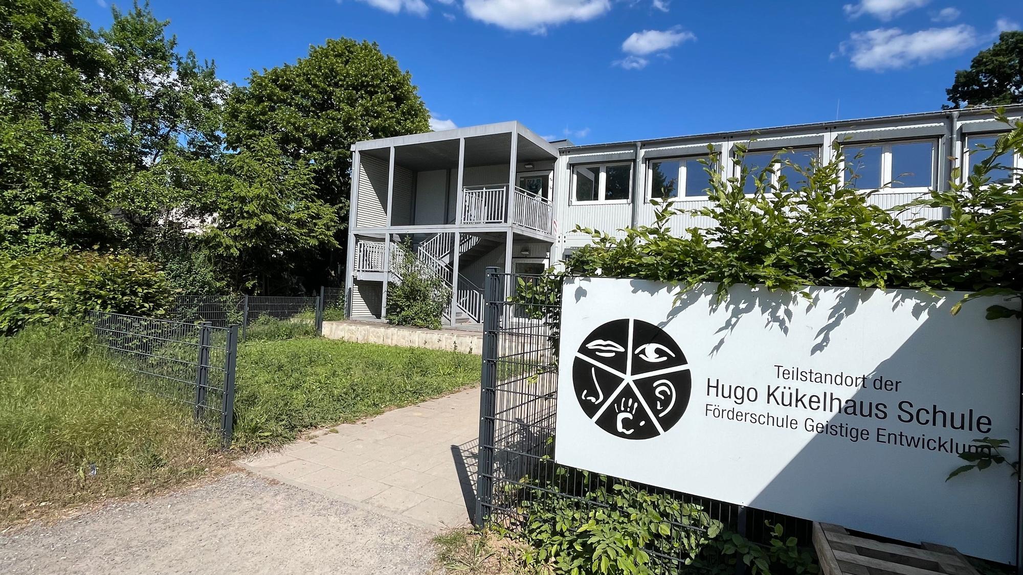 Schotter und Schlaglöcher erschweren den Zugang zu den Containern der Hugo-Kükelhaus-Schule.
