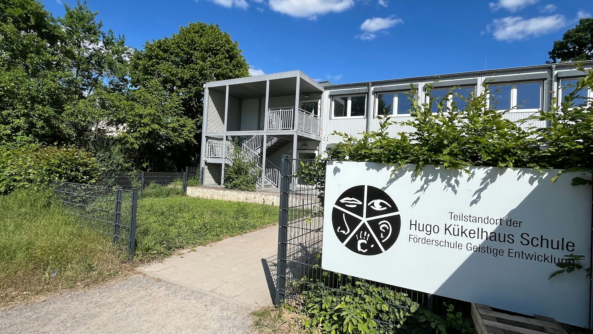 Schotter und Schlaglöcher erschweren den Zugang zu den Containern der Hugo-Kükelhaus-Schule.