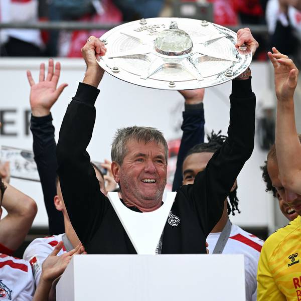 Fussball, Bundesliga, Deutschland, Herren, Saison 2024/2025, 34. Spieltag, Rhein Energie Stadion Köln, 1. FC Köln - FC Kaiserslautern 4:0 Trainer Friedhelm Funkel KOE jubelt mit der Meisterschale. Jubel, Freude, Aktion. *** Football, Bundesliga, Germany, Men, Season 2024 2025, Matchday 34, Rhein Energie Stadion Köln, 1 FC Köln FC Kaiserslautern 4 0 Coach Friedhelm Funkel KOE cheers with the championship trophy Cheers, joy, action
