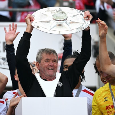 Fussball, Bundesliga, Deutschland, Herren, Saison 2024/2025, 34. Spieltag, Rhein Energie Stadion Köln, 1. FC Köln - FC Kaiserslautern 4:0 Trainer Friedhelm Funkel KOE jubelt mit der Meisterschale. Jubel, Freude, Aktion. *** Football, Bundesliga, Germany, Men, Season 2024 2025, Matchday 34, Rhein Energie Stadion Köln, 1 FC Köln FC Kaiserslautern 4 0 Coach Friedhelm Funkel KOE cheers with the championship trophy Cheers, joy, action