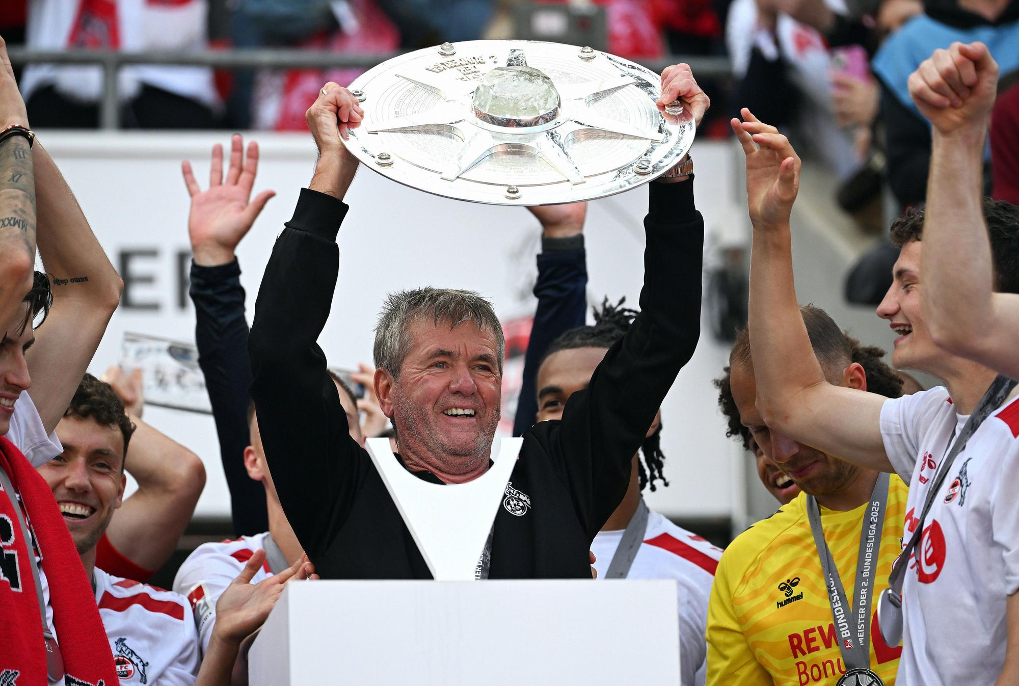 Fussball, Bundesliga, Deutschland, Herren, Saison 2024/2025, 34. Spieltag, Rhein Energie Stadion Köln, 1. FC Köln - FC Kaiserslautern 4:0 Trainer Friedhelm Funkel KOE jubelt mit der Meisterschale. Jubel, Freude, Aktion. *** Football, Bundesliga, Germany, Men, Season 2024 2025, Matchday 34, Rhein Energie Stadion Köln, 1 FC Köln FC Kaiserslautern 4 0 Coach Friedhelm Funkel KOE cheers with the championship trophy Cheers, joy, action