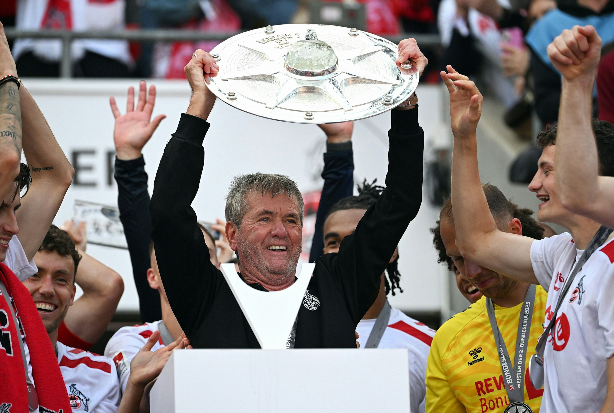 Fussball, Bundesliga, Deutschland, Herren, Saison 2024/2025, 34. Spieltag, Rhein Energie Stadion Köln, 1. FC Köln - FC Kaiserslautern 4:0 Trainer Friedhelm Funkel KOE jubelt mit der Meisterschale. Jubel, Freude, Aktion. *** Football, Bundesliga, Germany, Men, Season 2024 2025, Matchday 34, Rhein Energie Stadion Köln, 1 FC Köln FC Kaiserslautern 4 0 Coach Friedhelm Funkel KOE cheers with the championship trophy Cheers, joy, action