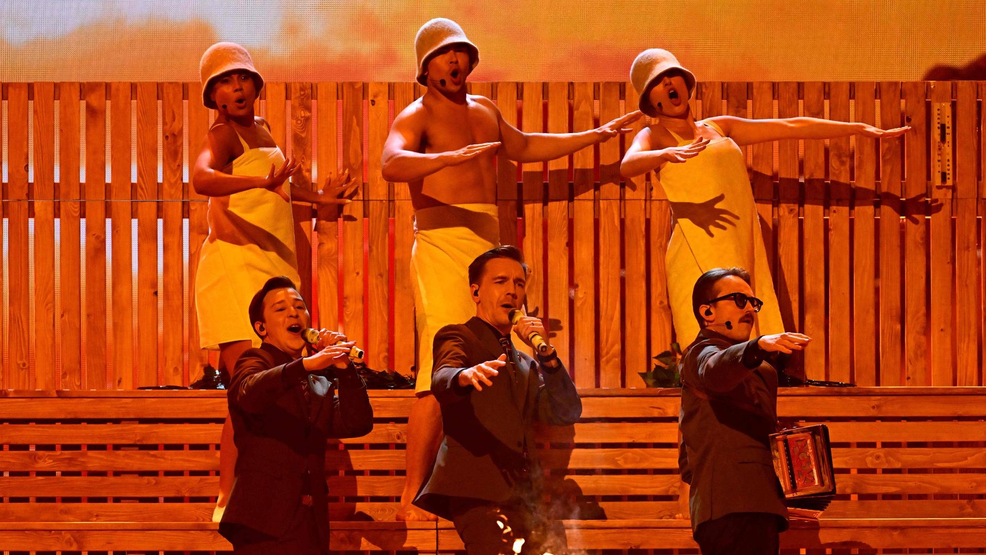 KAJ aus Schweden mit dem Titel „Bara bada bastu“ auf der Bühne des Eurovision Song Contest (ESC) 2025.