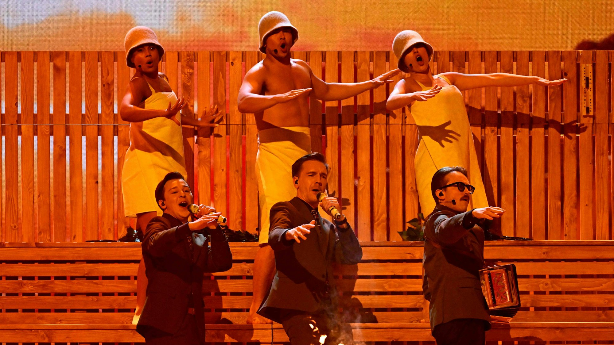 KAJ aus Schweden mit dem Titel „Bara bada bastu“ auf der Bühne des Eurovision Song Contest (ESC) 2025.