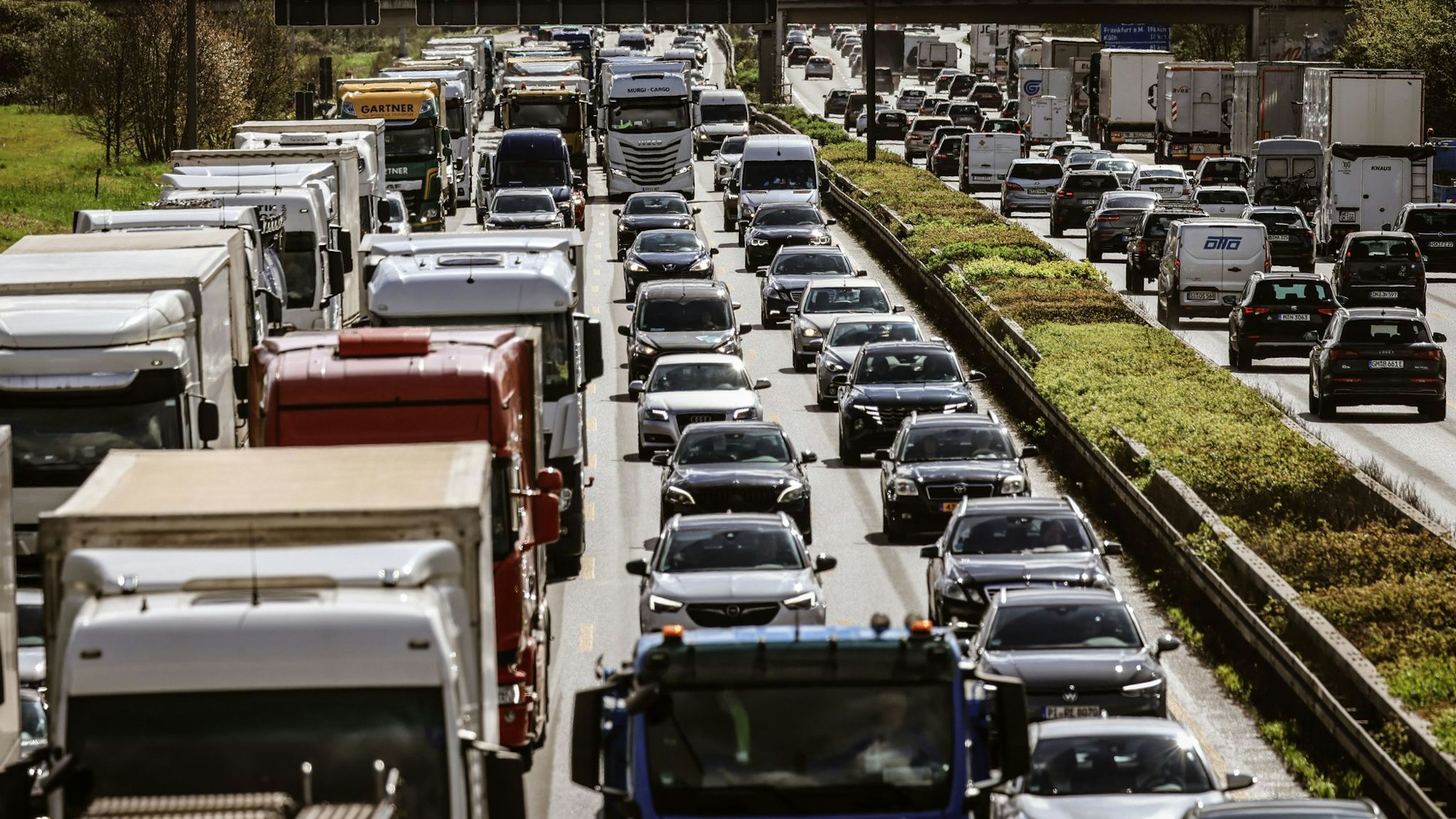 Die Baustellen und Staus haben auf den Autobahnen in NRW laut einer ADAC-Auswertung deutlich zugenommen. (Archivbild)