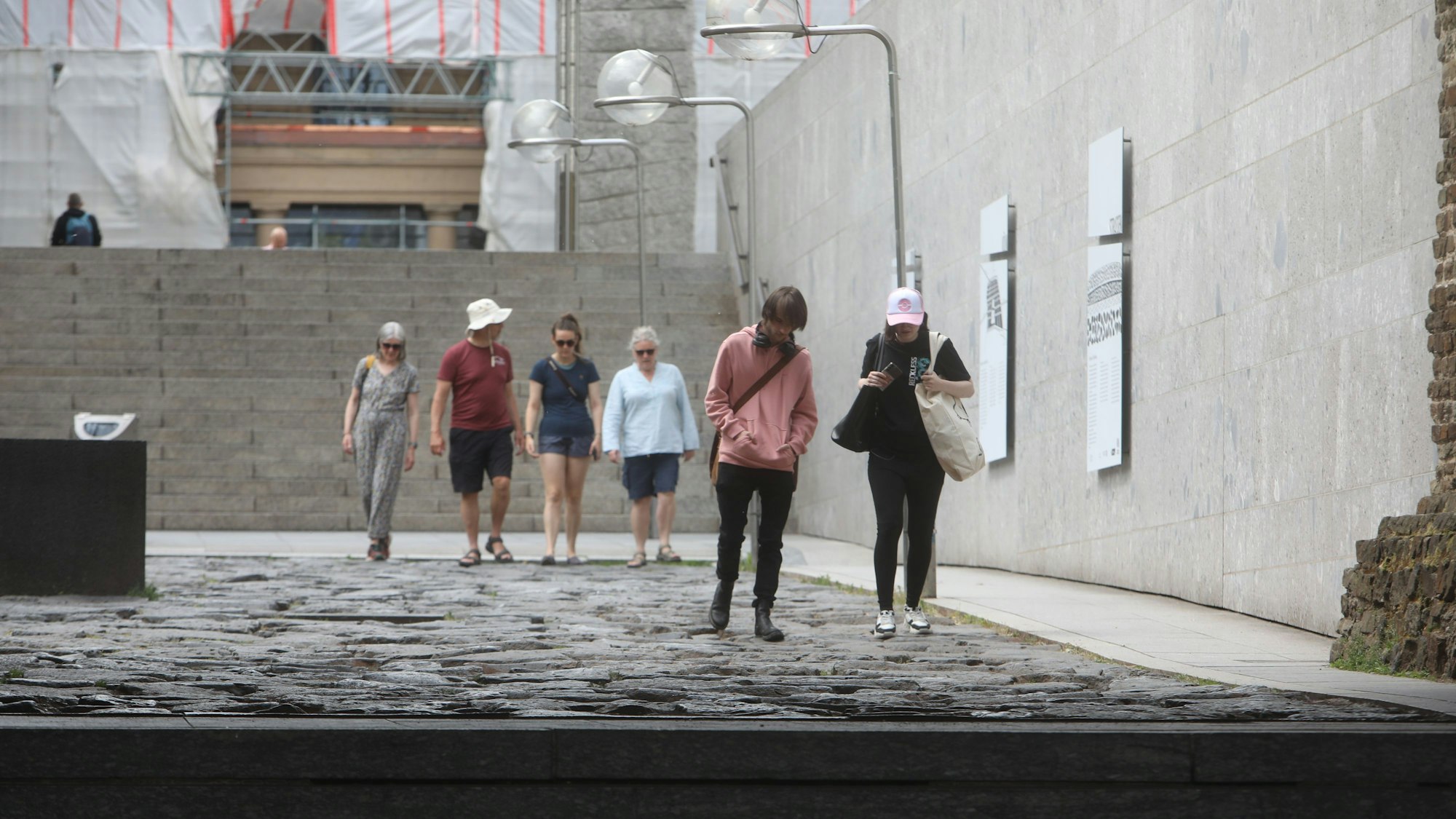 Die römische Hafenstraße unterhalb der Domplatte in der Kölner Innenstadt