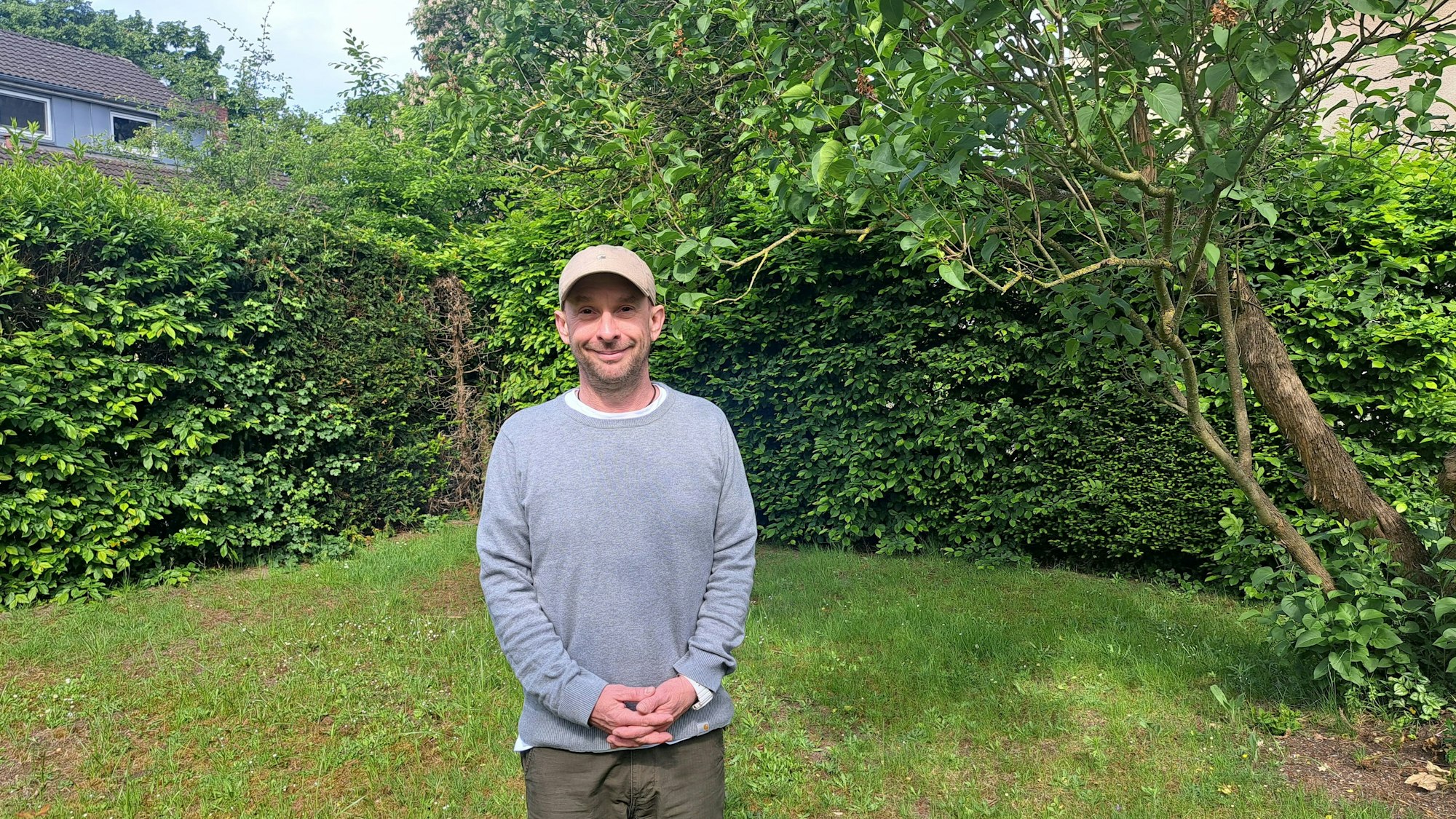 Ein Mann steht in seinem Garten