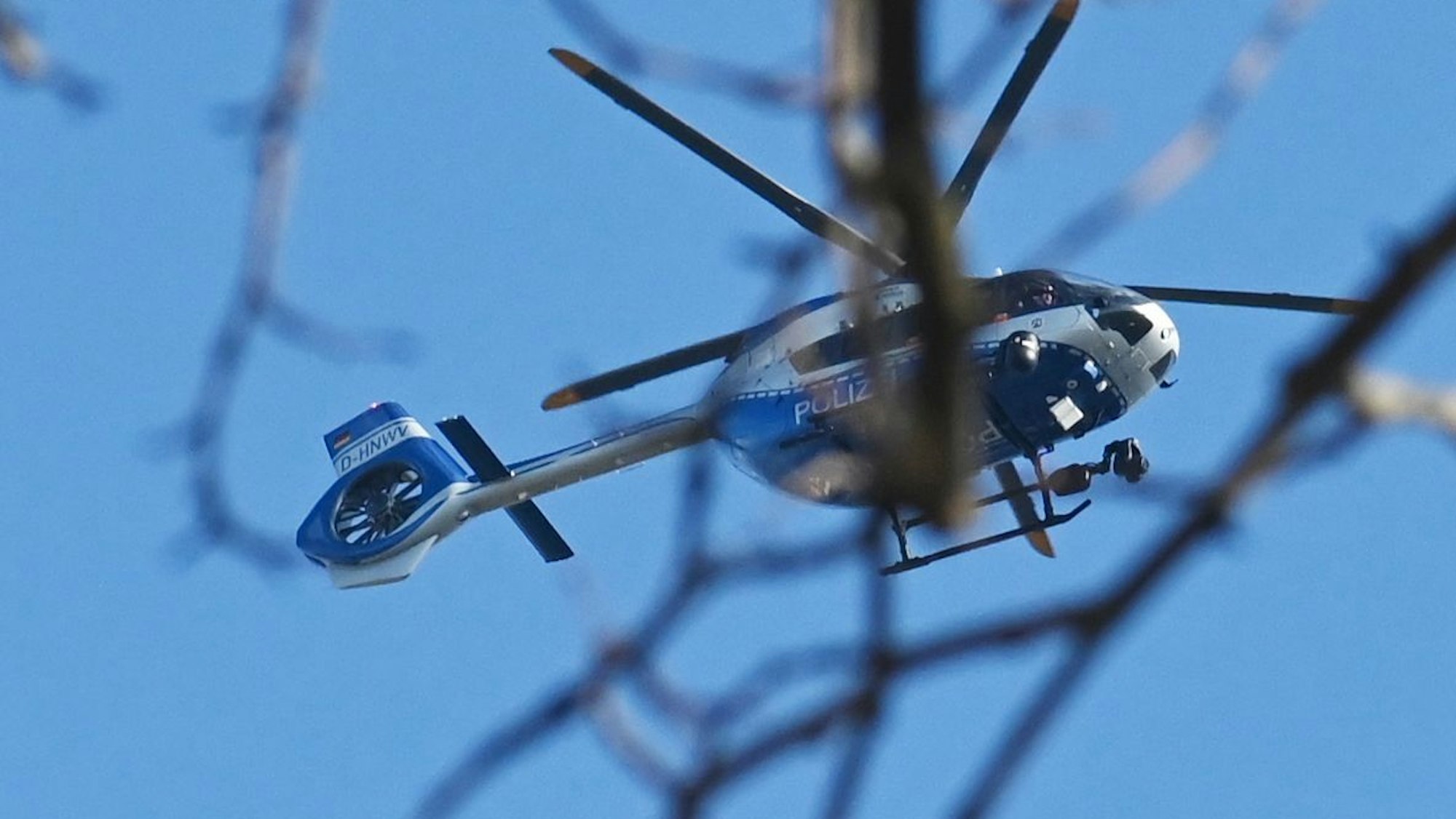 Ein Polizeihubschrauber kreist über einem Einsatzgebiet (Symbolfoto).