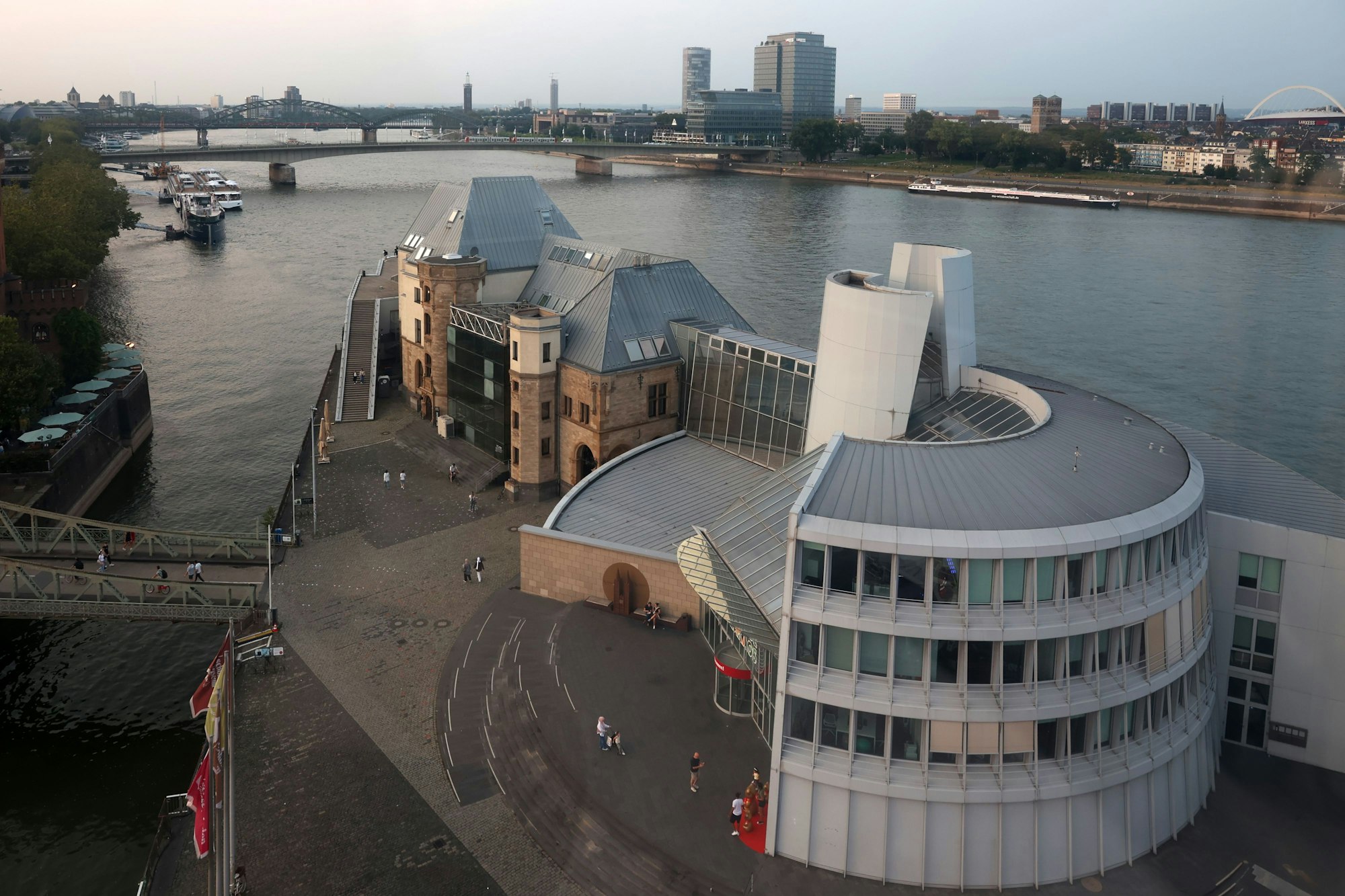 19.08.2024
Köln:
Schokoladenmuseum
(vom Riesenrad aus fotografiert)
Foto: Martina Goyert