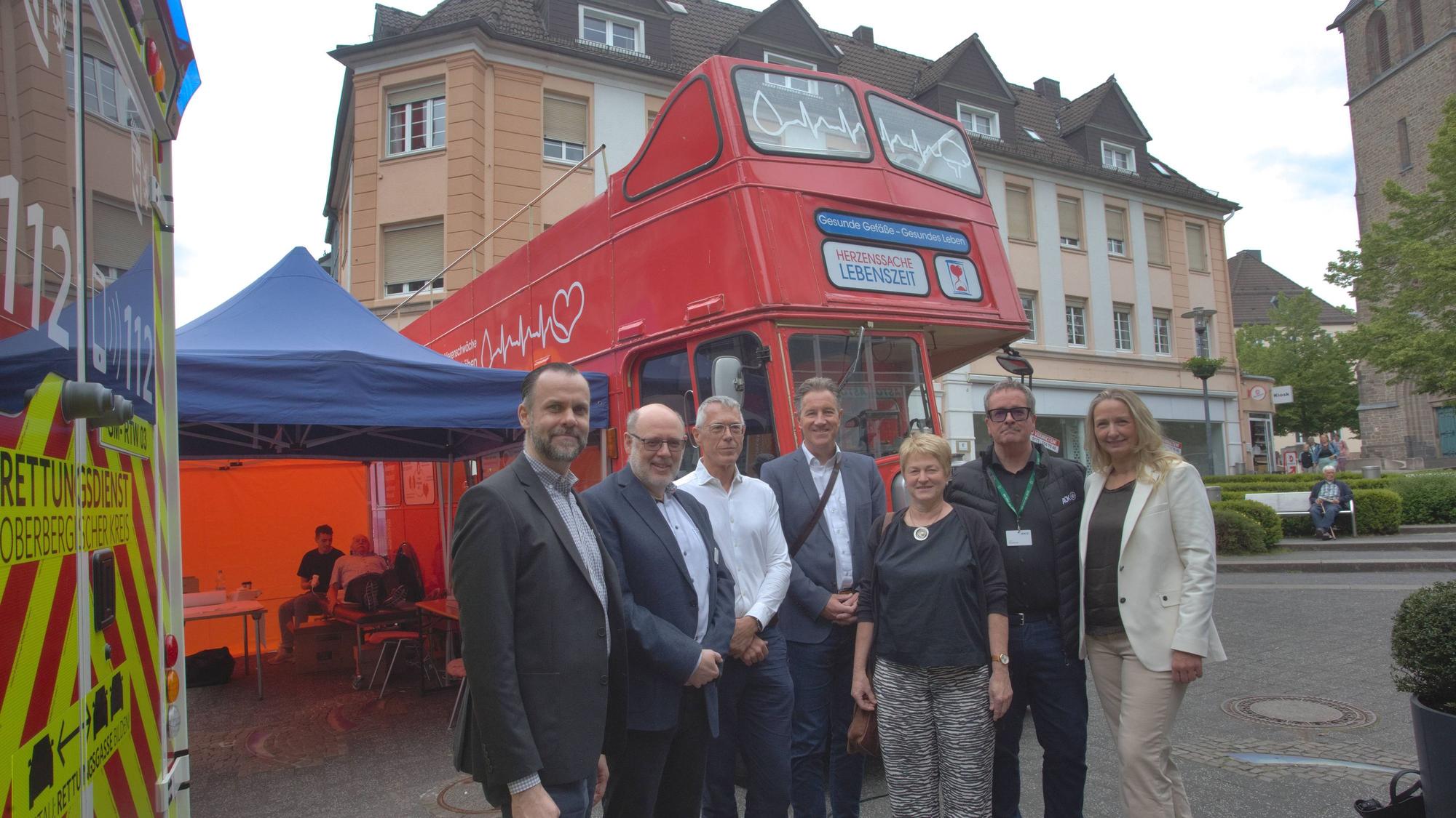 Eine Gruppe von Menschen vor einem Bus.