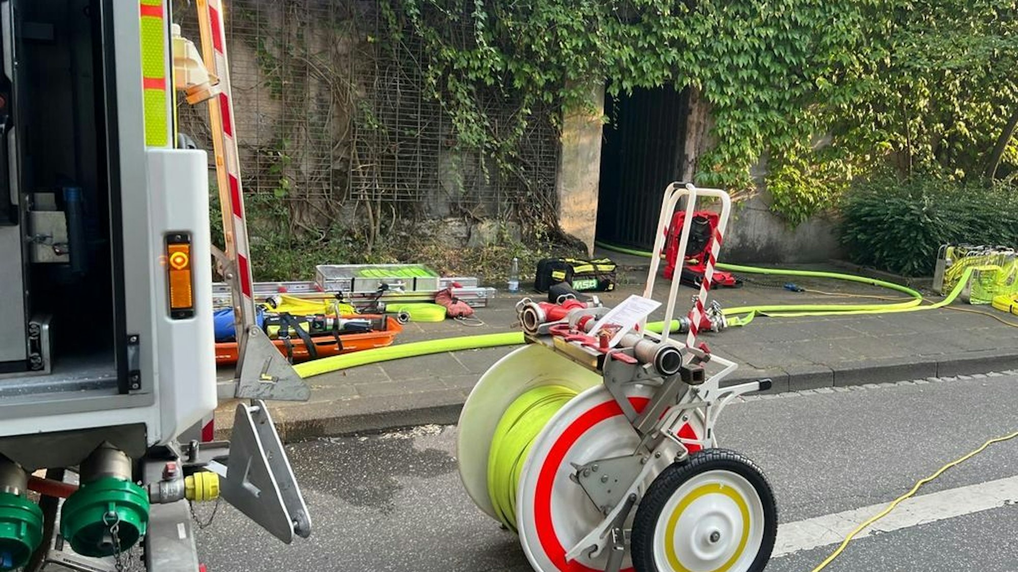 Feuerwehreinsatz an einer stillgelegten Bunkeranlage in Bonn-Dransdorf, bei dem rund 50 Einsatzkräfte von Feuerwehr und Rettungsdienst im Einsatz waren.
