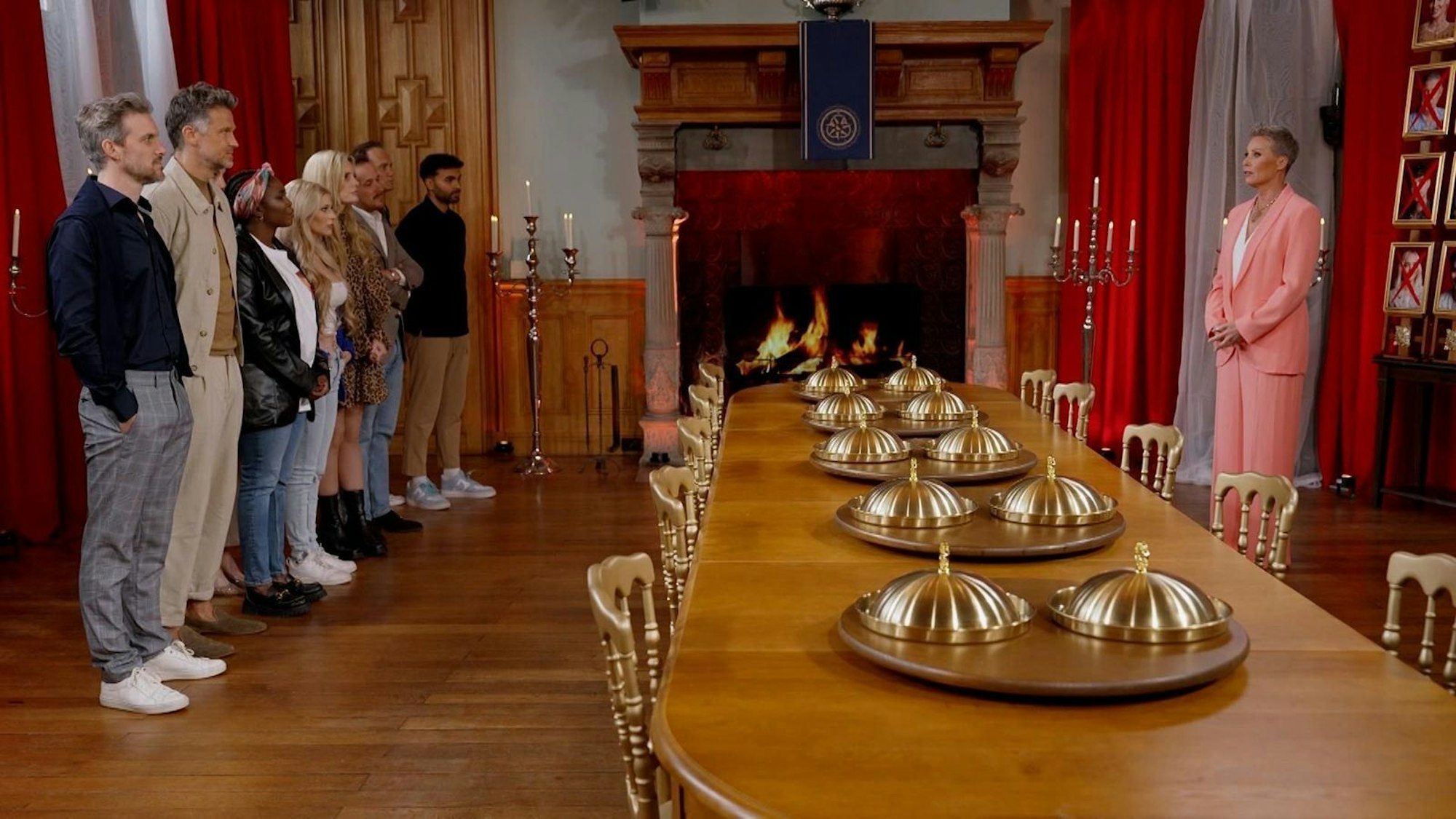 Beim Dinner „Bouclier de Protection“ gibt's nichts zu futtern, sondern ein Schutzschild zu gewinnen. Darum muss aber erst gegeneinander gezockt werden. (Bild: RTL)