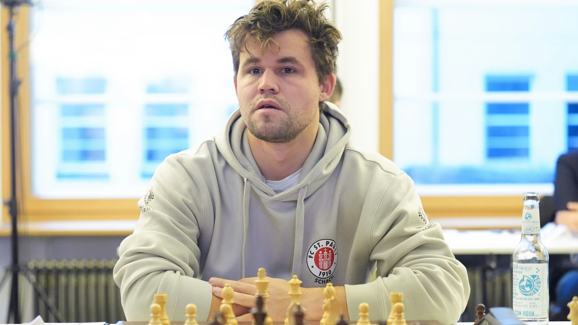 Magnus Carlsen bei seinen ersten Partien in der deutschen Schach-Bundesliga im Januar. Der FC St. Pauli hatte den Star verpflichten können. (Archiv)