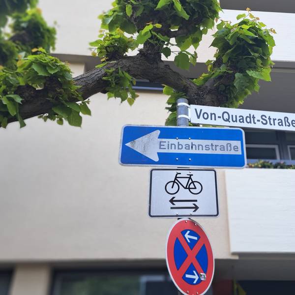 Auf einem Straßenschild steht Von-Quadt-Straße