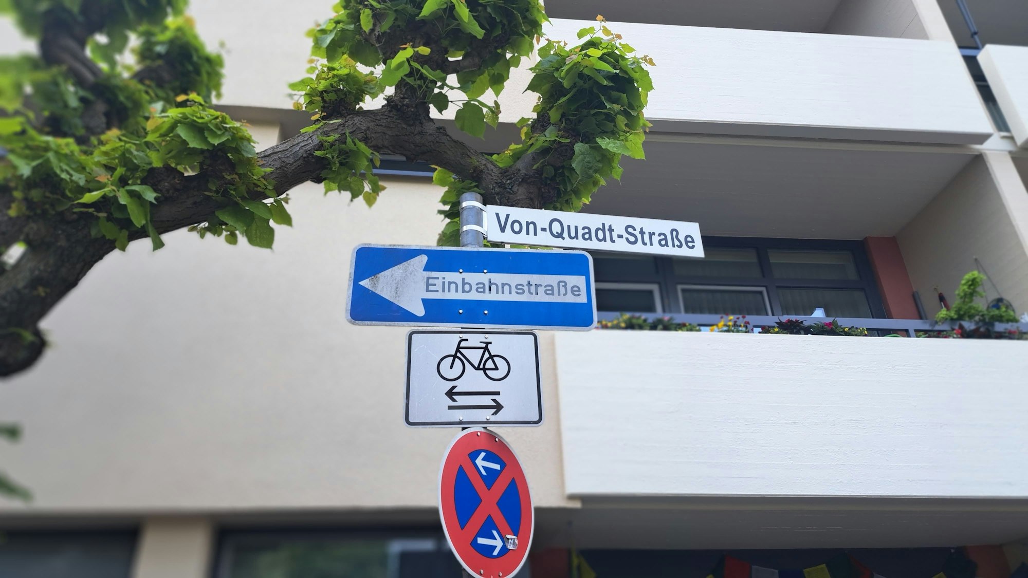 Auf einem Straßenschild steht Von-Quadt-Straße