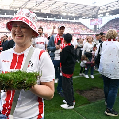 Fussball, Bundesliga, Deutschland, Herren, Saison 2024/2025, 34. Spieltag, Rhein Energie Stadion Köln, 1. FC Köln - FC Kaiserslautern 4:0 Glücklicher FC Fan mit einem Stück Rasen. Jubel, Freude, Aktion. *** Football, Bundesliga, Germany, Men, Season 2024 2025, Matchday 34, Rhein Energie Stadion Köln, 1 FC Köln FC Kaiserslautern 4 0 Happy FC fan with a piece of grass Cheers, joy, action