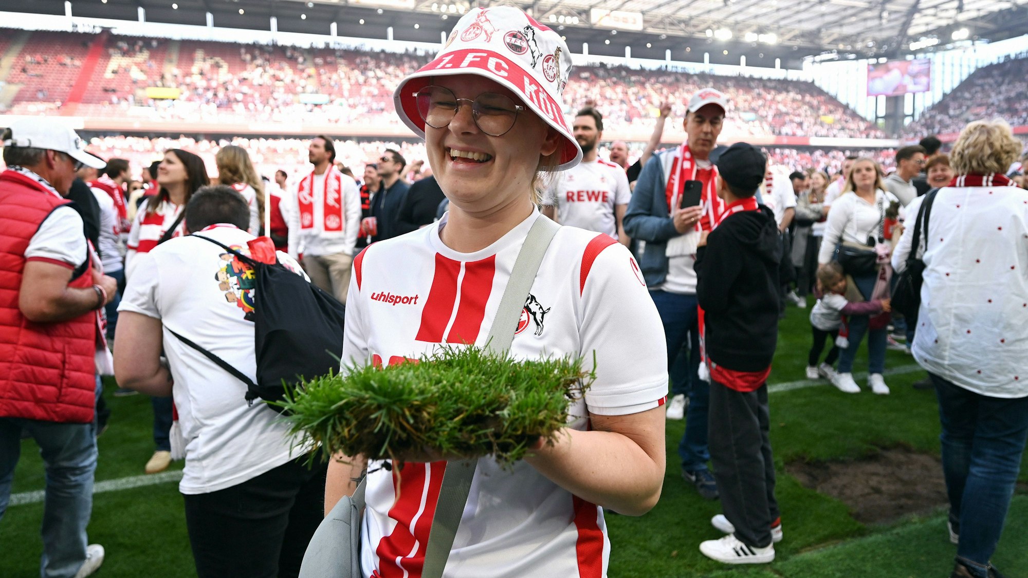 Fussball, Bundesliga, Deutschland, Herren, Saison 2024/2025, 34. Spieltag, Rhein Energie Stadion Köln, 1. FC Köln - FC Kaiserslautern 4:0 Glücklicher FC Fan mit einem Stück Rasen. Jubel, Freude, Aktion. *** Football, Bundesliga, Germany, Men, Season 2024 2025, Matchday 34, Rhein Energie Stadion Köln, 1 FC Köln FC Kaiserslautern 4 0 Happy FC fan with a piece of grass Cheers, joy, action