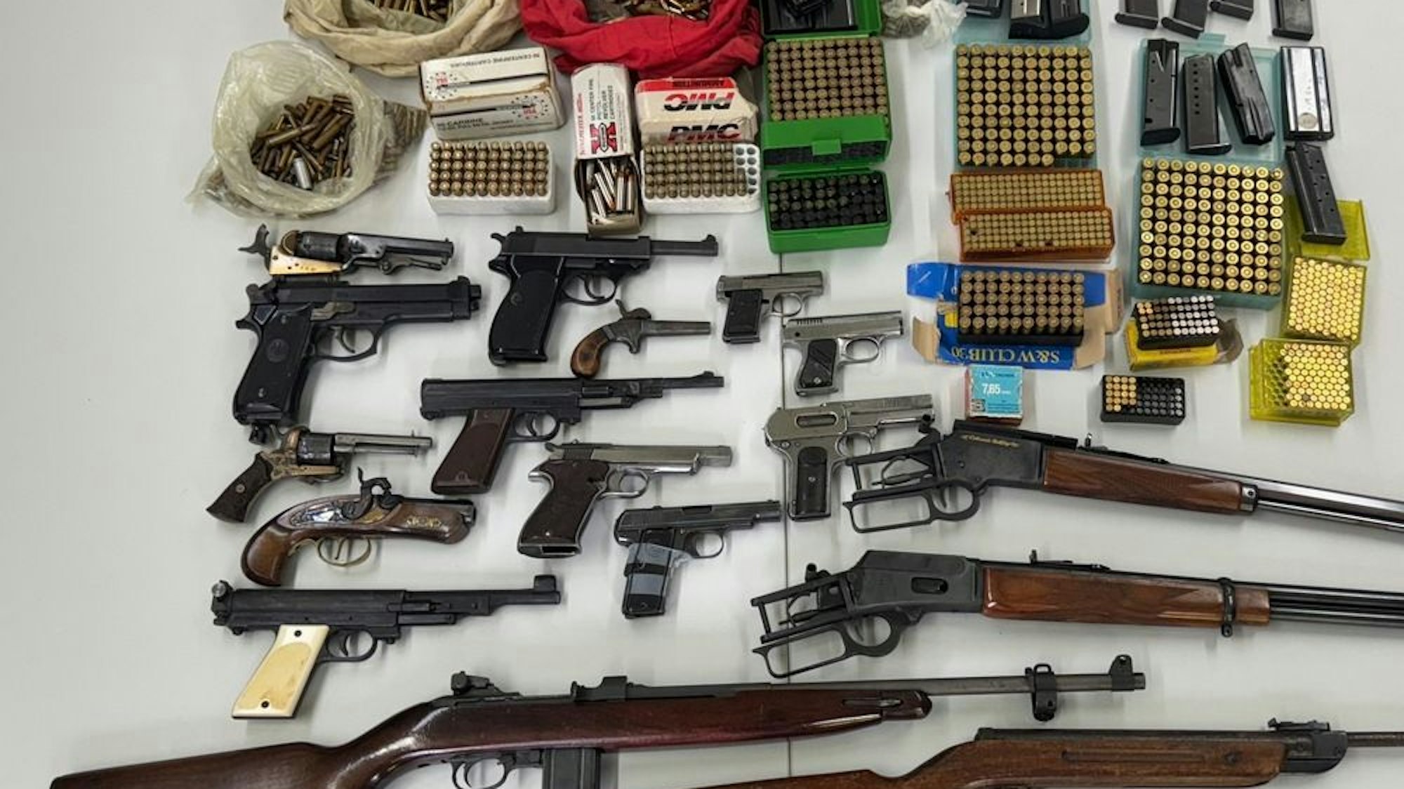 Sichergestellte Schusswaffen und Munition bei einer Razzia der BAO Aktionsplan Clan in Essen