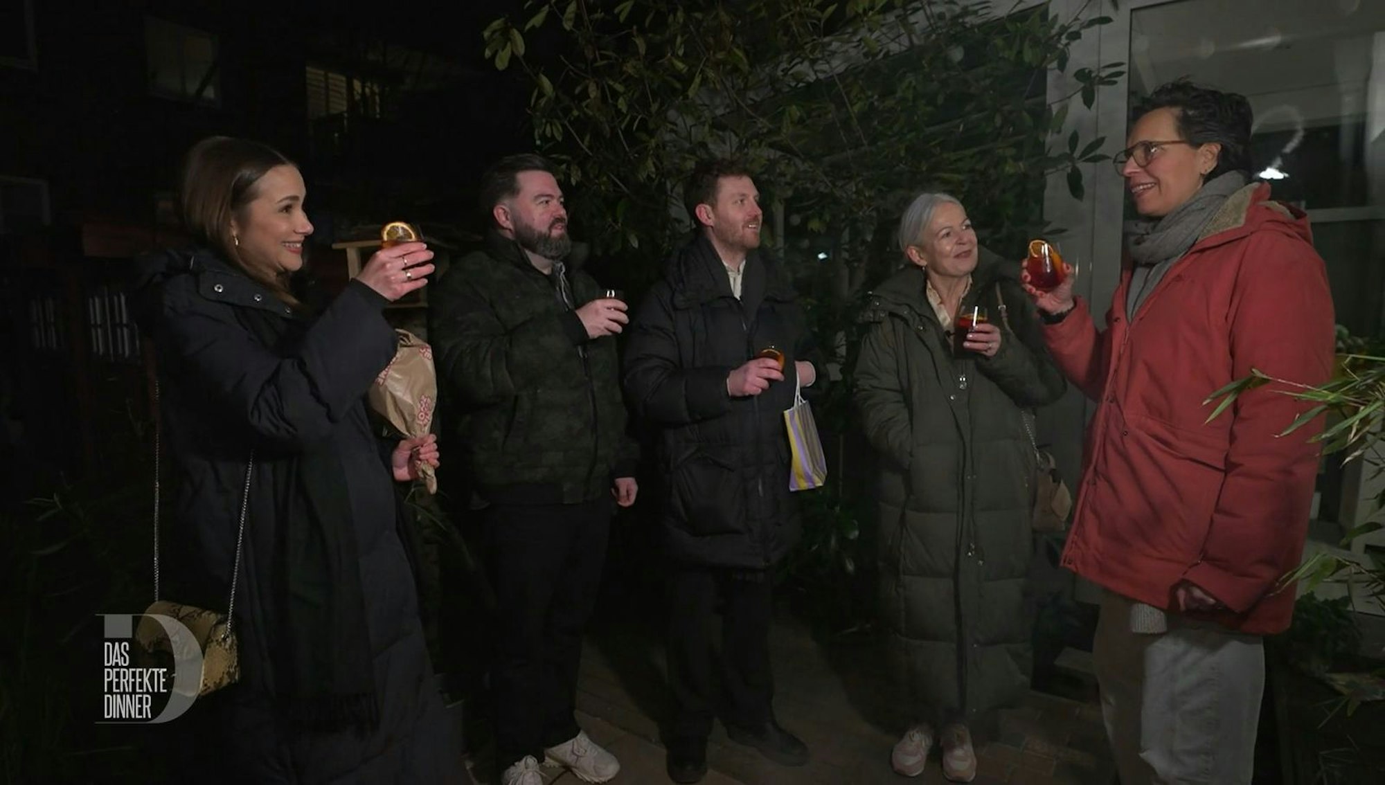 Erst mal ein eisiger Negroni: Auftakt bei Alex. (Bild: RTL)