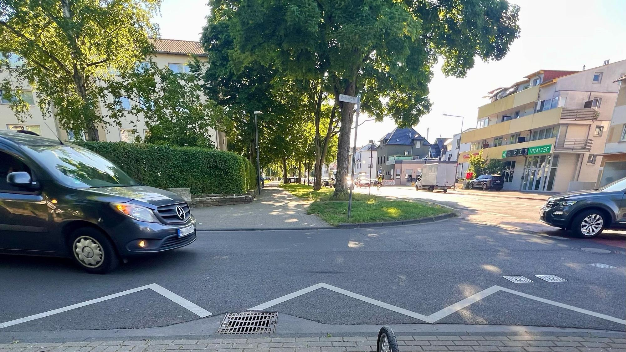 Autos auf der Bonner Straße, Ecke Bergerstraße im Stadtteil Eil.