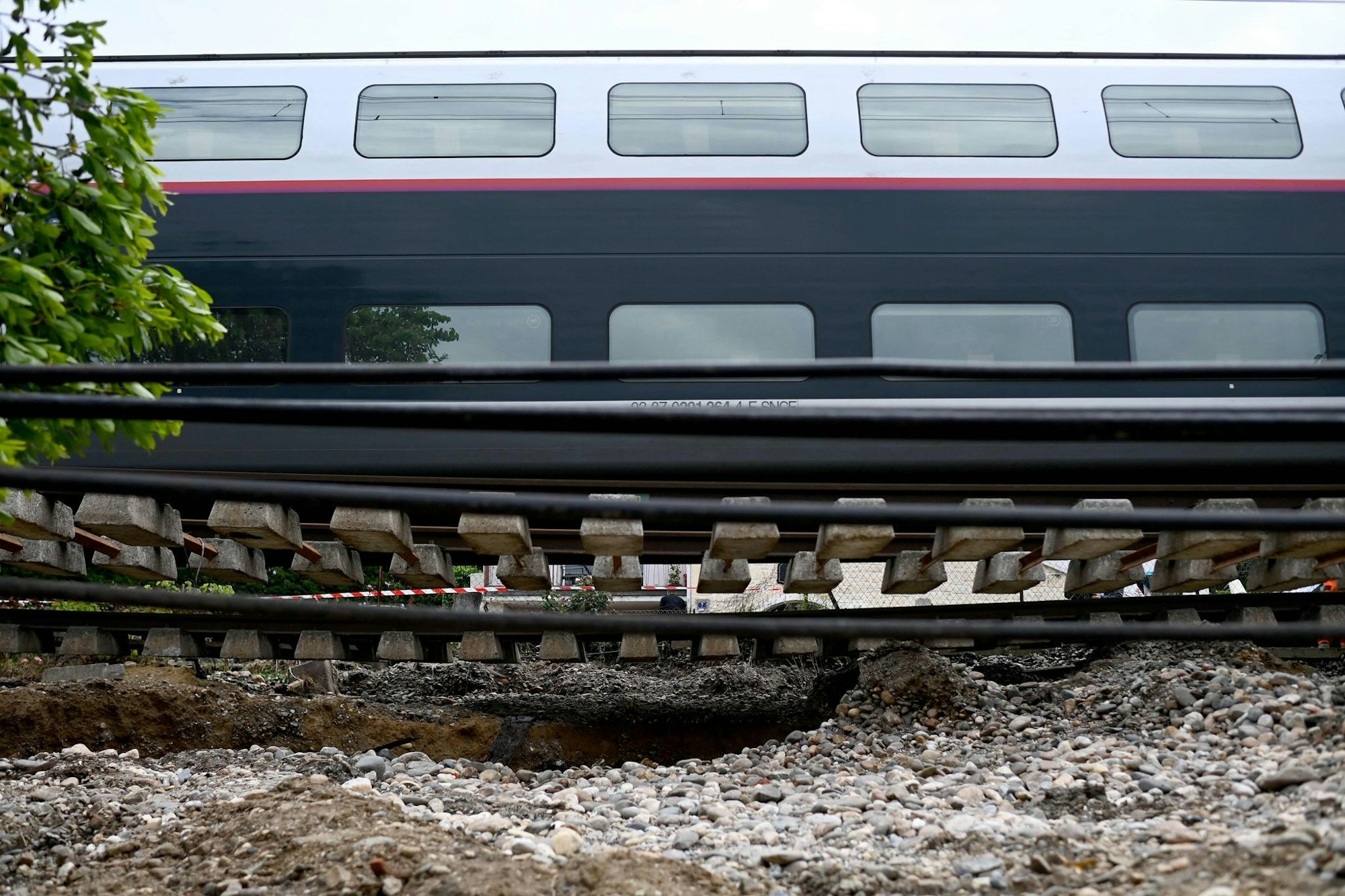 Dieser Zug musste anhalten, weil der Schotter unter den Schienen nach heftigen Regenfällen wegbrach.