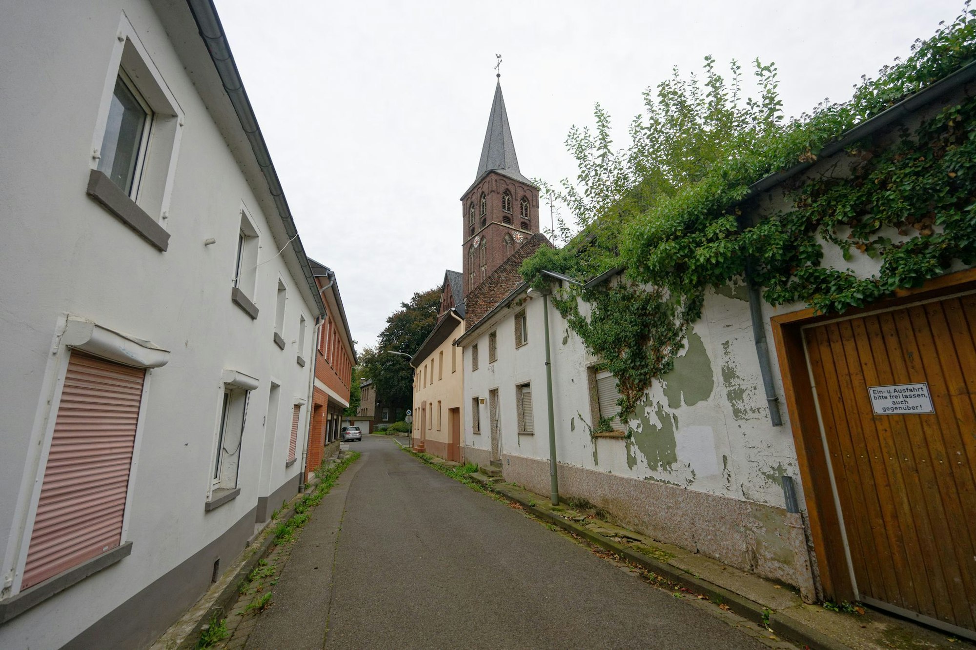 Das Land, die Stadt Erkelenz und die RWE Power AG haben eine Vereinbarung über die Wiederbelebung der fünf geretteten Braunkohledörfer am Tagebau Garzweiler geschlossen. (Archivbild)
