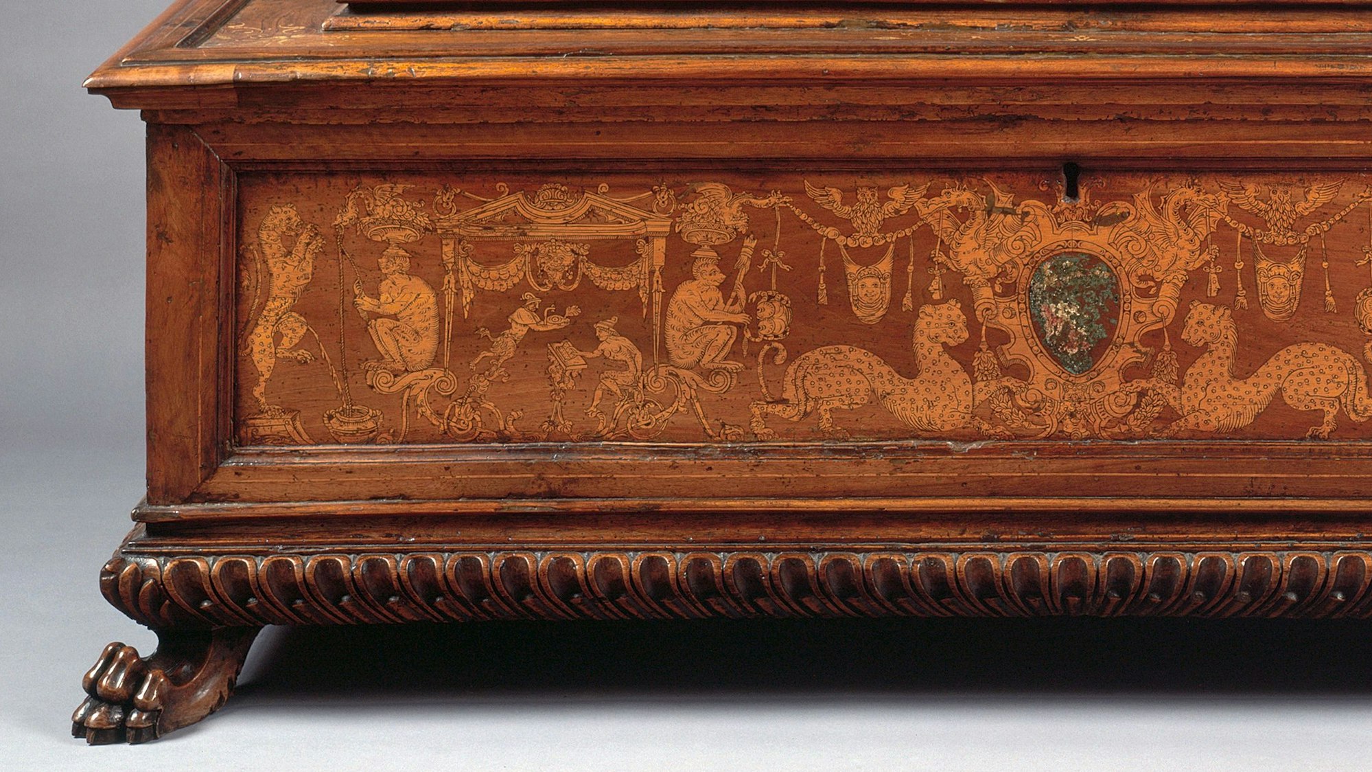 Truhe mit grotesken Intarsien