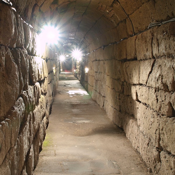 Der begehbare römische Abwasserkanal unter der Großen Budengasse