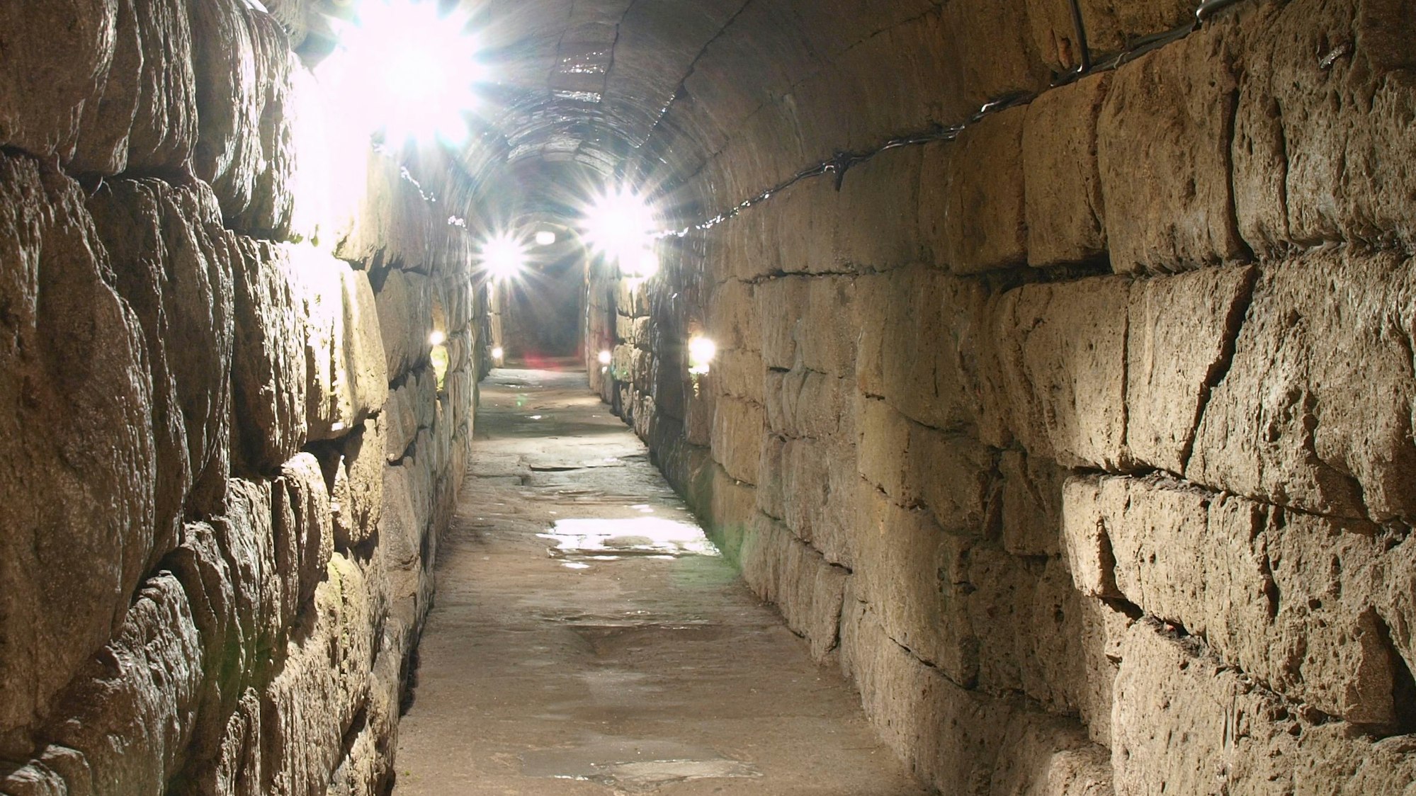 Der begehbare römische Abwasserkanal unter der Großen Budengasse