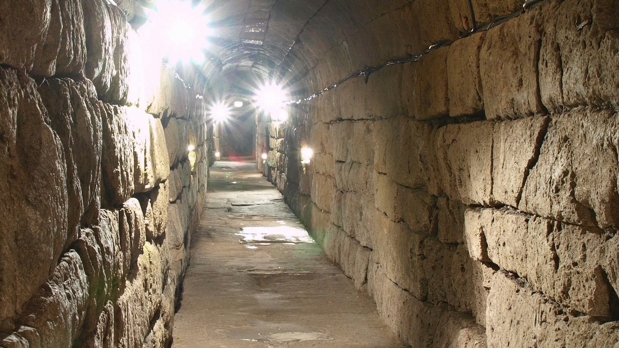 Der begehbare römische Abwasserkanal unter der Großen Budengasse