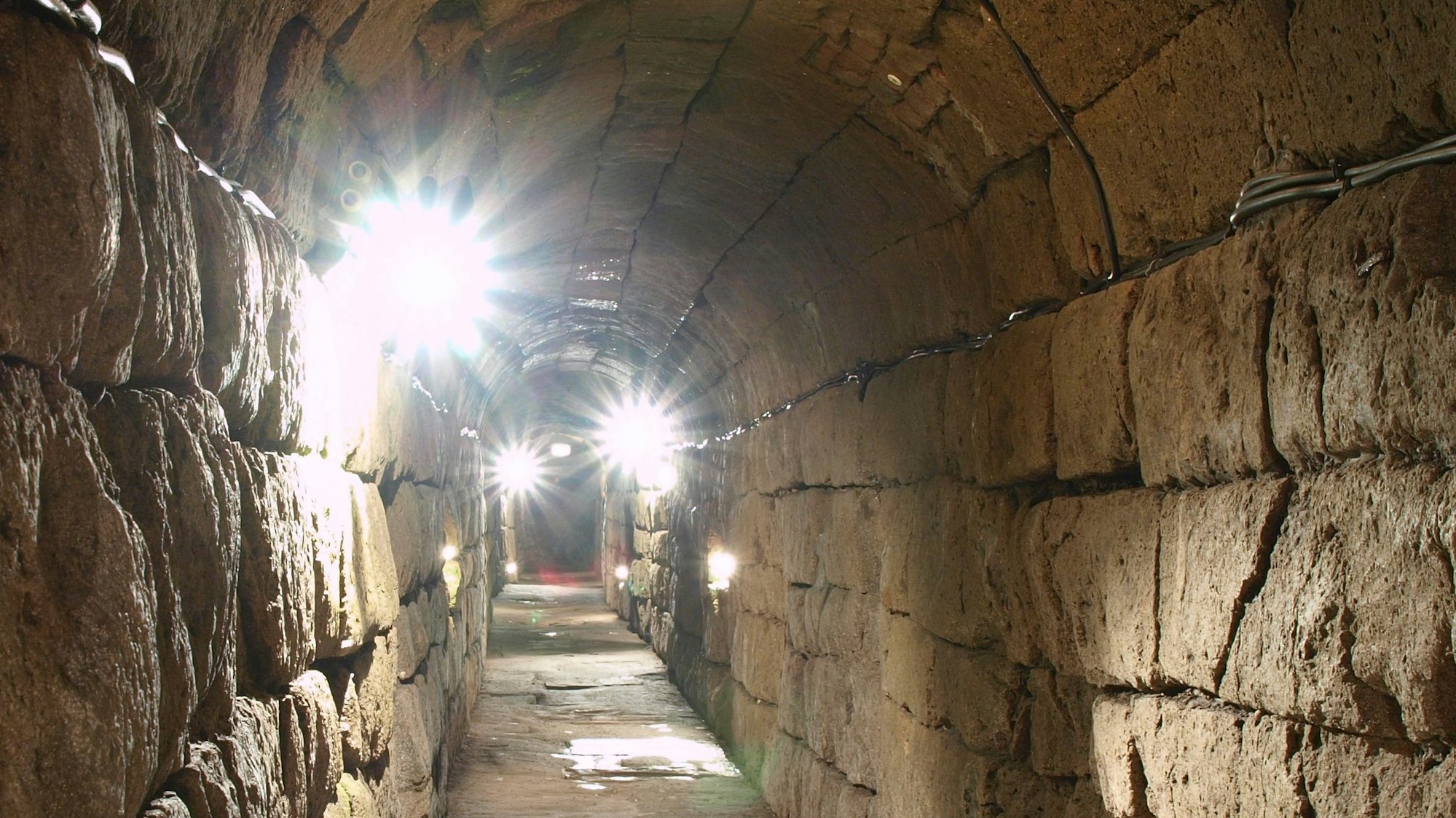 Der begehbare römische Abwasserkanal unter der Großen Budengasse