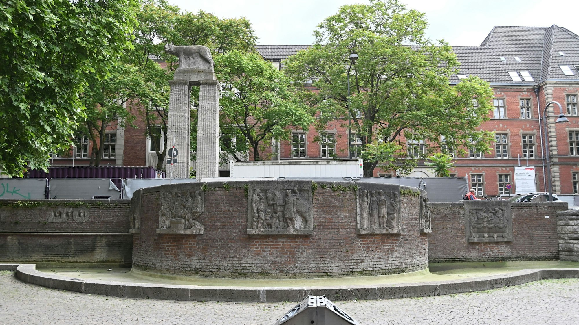 Der Römerbrunnen neben dem Zeughaus bereitet dem Rheinischen Verein für Denkmalpflege Kummer